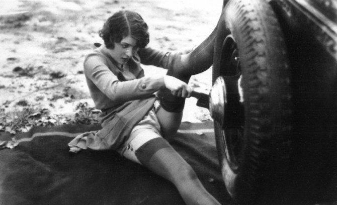 Ostra_woman_and_car Ostra woman and car