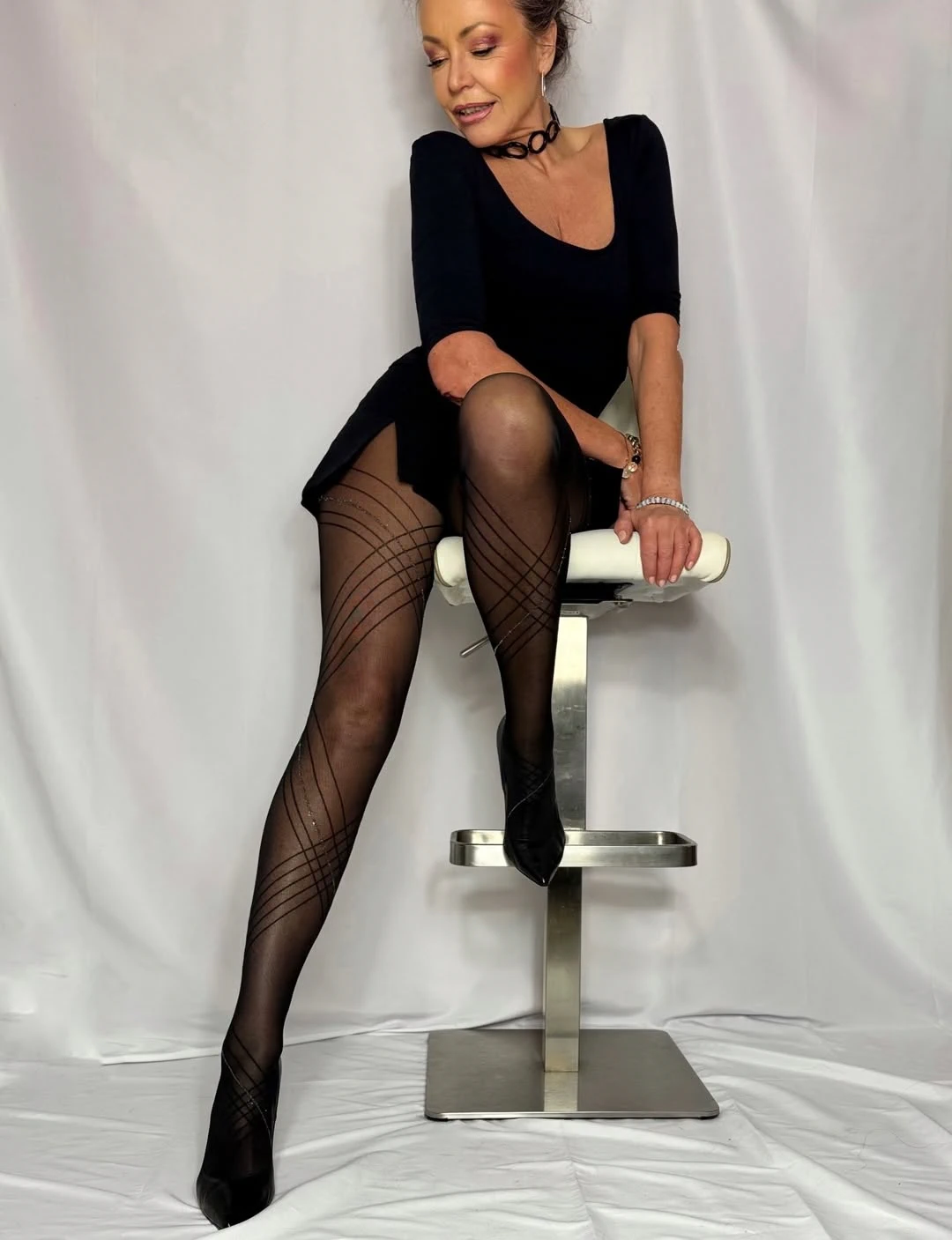 Miss giugno sullo sgabello